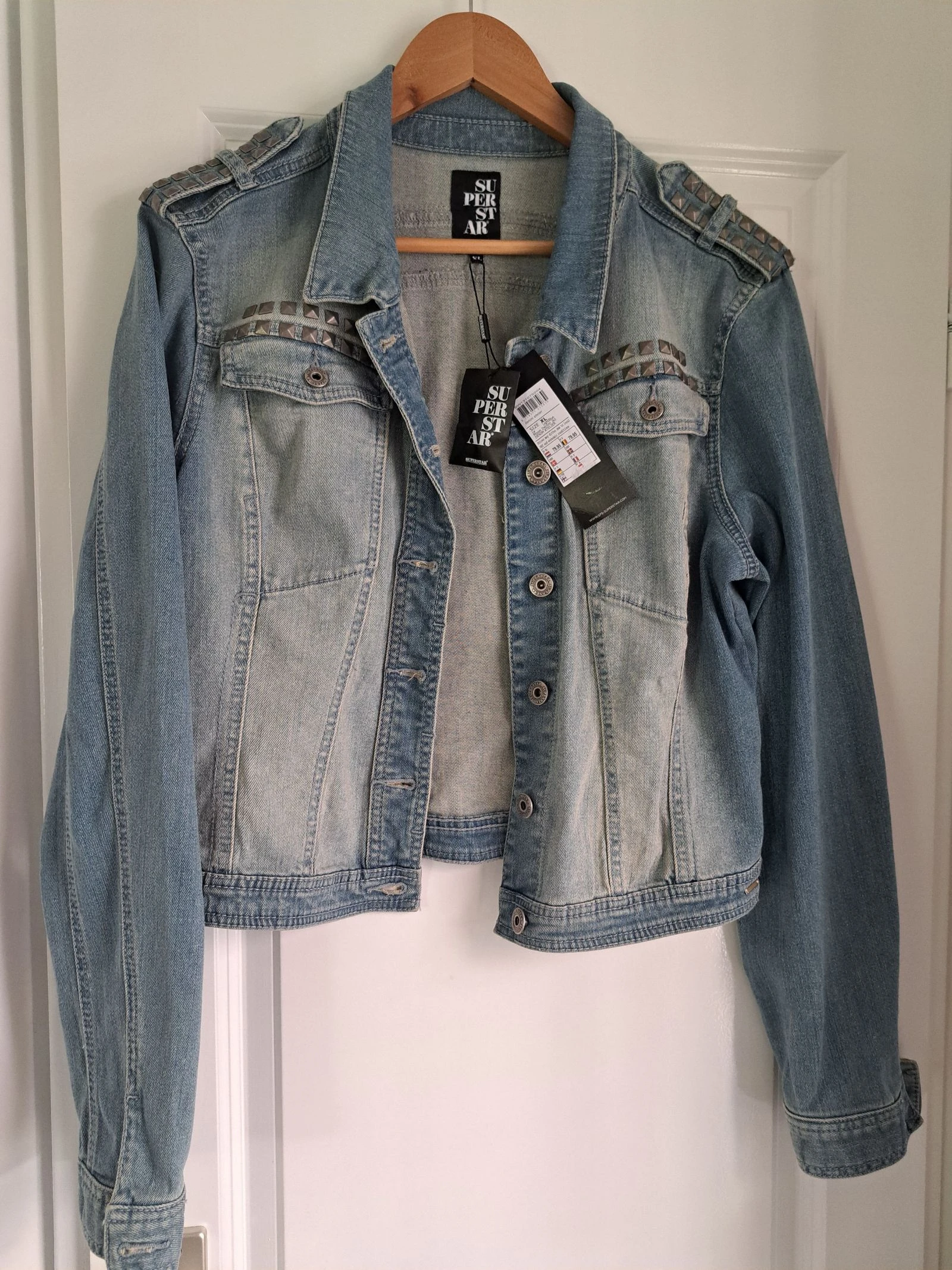 Splinternieuw Spijkerjack met studs (prijskaartje zit er nog aan)